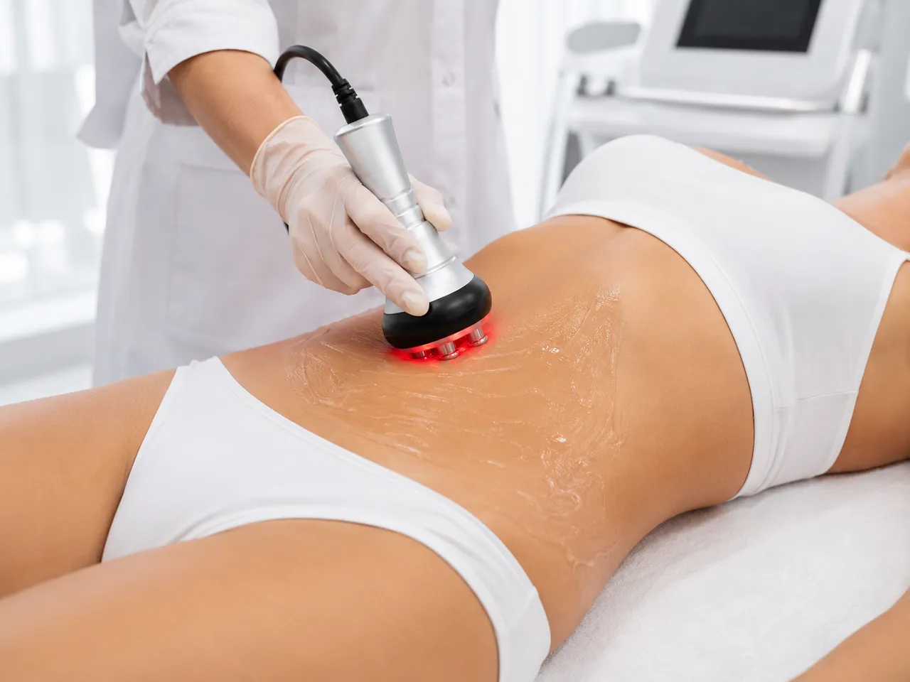 Cellulite reduction device applied to a patient's thigh