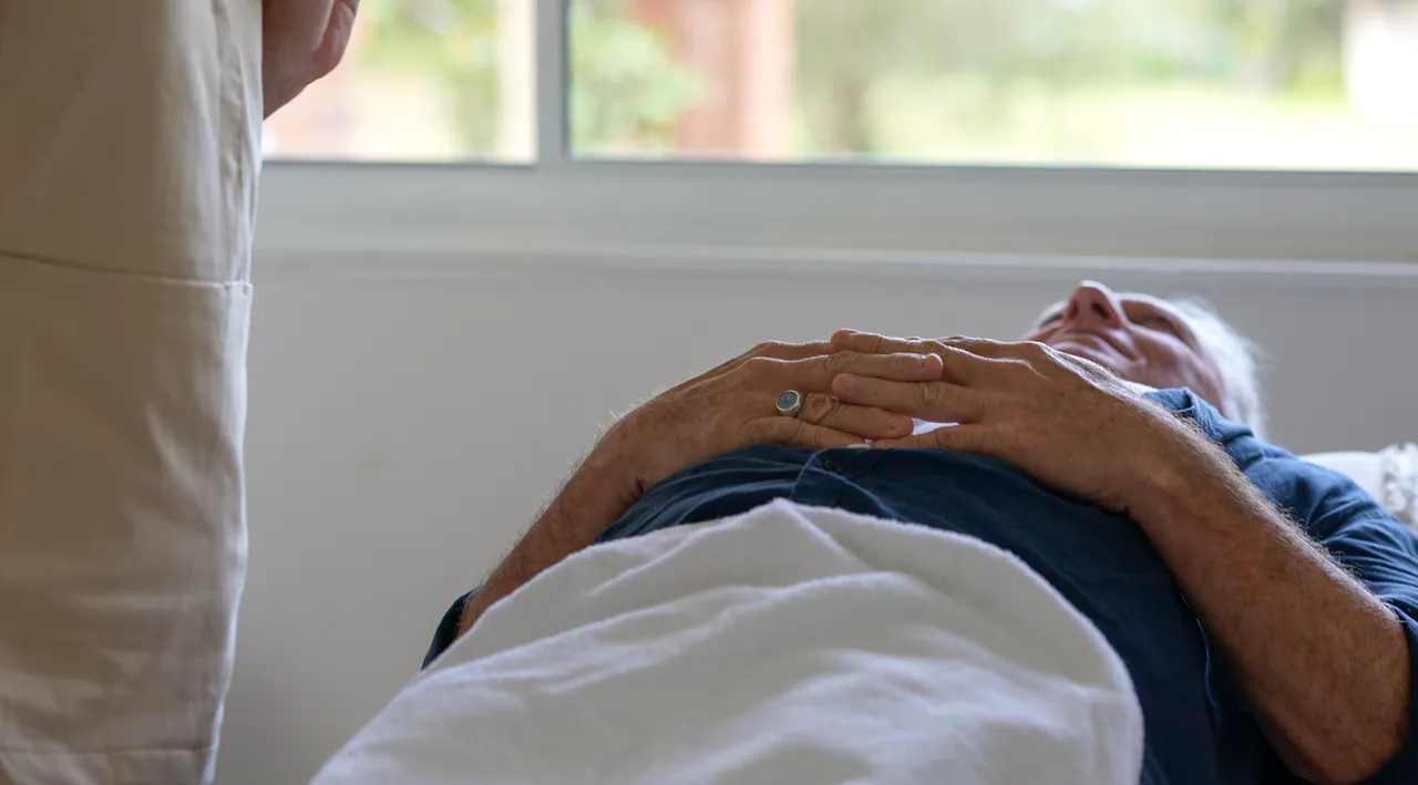 Practitioner speaking with a patient during a one-on-one consultation at the clinic