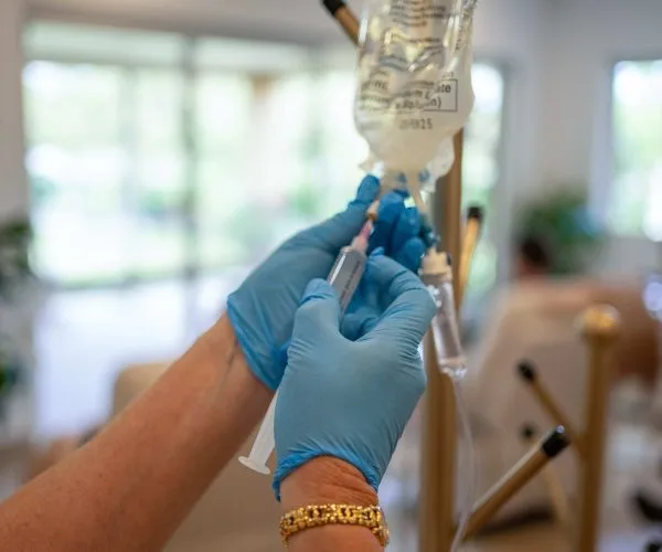 Careful set-up of a vitamin IV therapy line